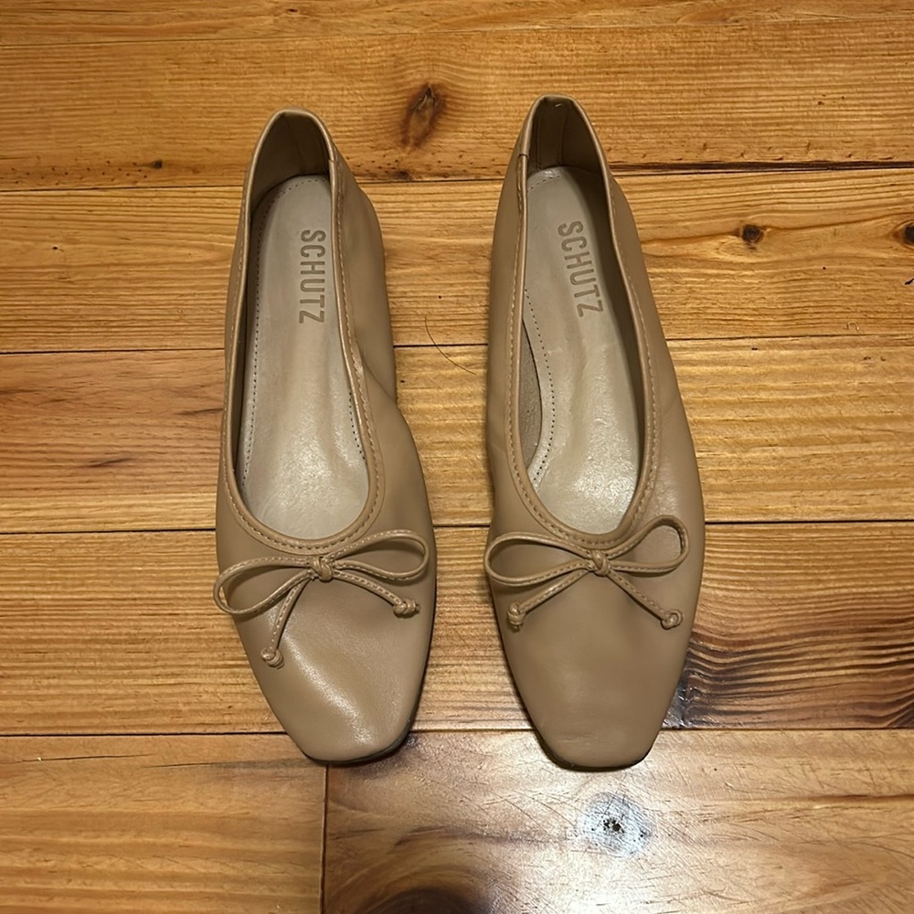 Brand new Schutz flat nude shoes with bow detail.